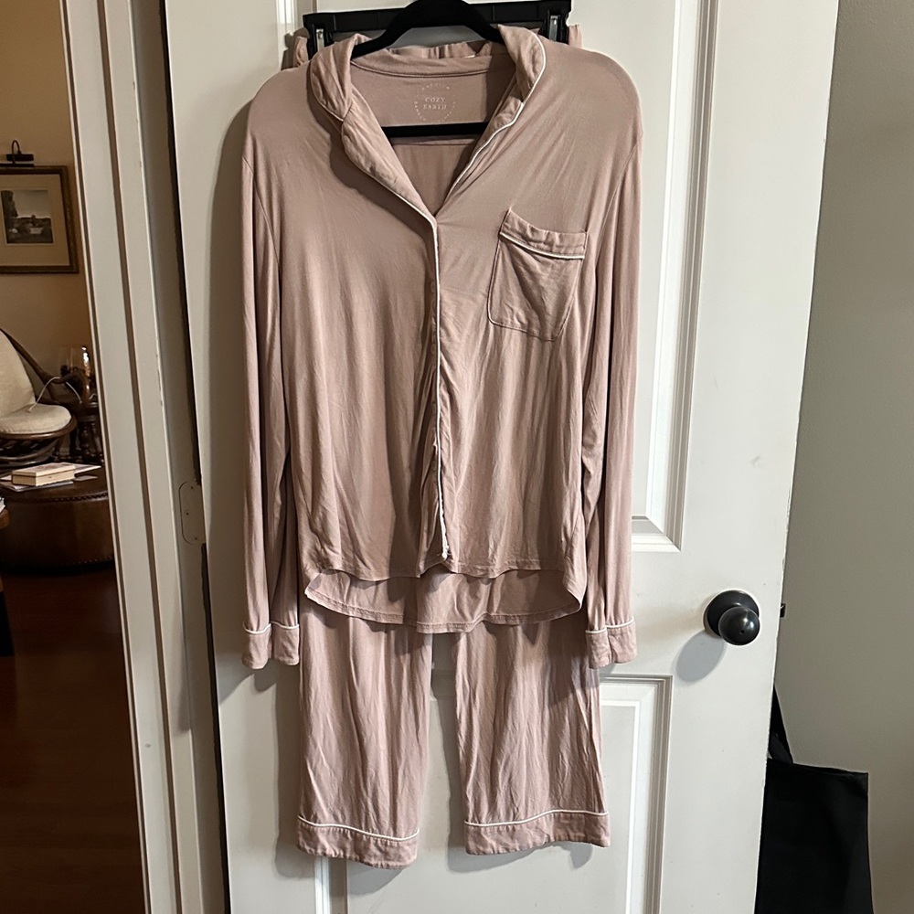 Cozy Earth Women's Soft Pink Pajama Set. Size medium